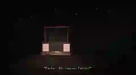 Gece yolda farları yanan bir kamyon